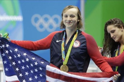 Ledecky posa con la bandera estadounidense tras su triunfo en los 400 libre.-Matt Slocum / AP