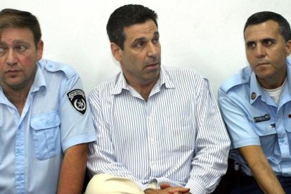 Segev, entre dos policías.-AFP / YARIV HATZ