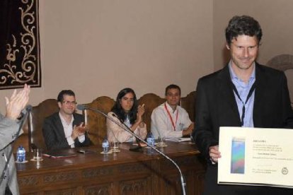 El matemático Carlos Beltrán recibe el premio José Luis Rubio de manos de Adolfo Quirós. / VALENTÍN GUISANDE-