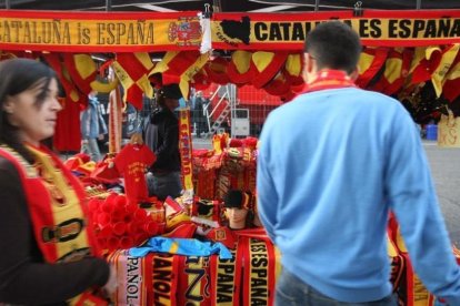 Un puesto de venta de objetos de la selección española junto al Vicente Calderón.-DAVID CASTRO