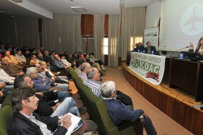 Sesión informativa celebrada ayer en la Casa de la Tierra.-/ VALENTÍN GUISANDE