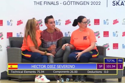 Héctor Díez esperando la puntuación junto a sus entrenadoras. HDS