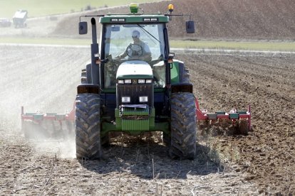 Un agricultor trabaja con su tractor en la provincia de Soria en una imagen de archivo. HDS