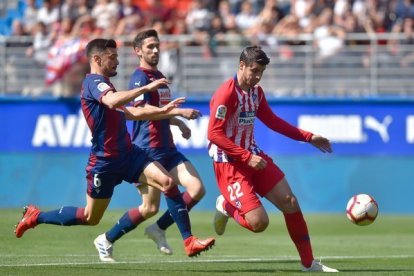 Morata es perseguido por dos rivales.-