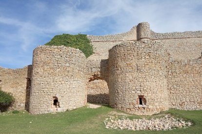 <p>Podría decirse que imperturbable al paso del tiempo, pero no sería cierto. Majestuoso es con creces, pero e Castillo de Caracena padece y mucho sus siglos de historia. O habría que decir, mejor, su deterioro merced a la desidia y al olvido.</p>

<p> </p>

<p>FOTOS: M. ANDRÉS GÓMEZ</p>