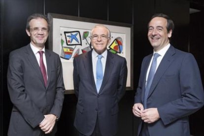 Jordi Gual, Isidre Fainé y Gonzalo Gortázar, el presidente no ejecutivo del grupo, el presidente de la fundación y el consejero delegado de Caixabank, respectivamente.-EL PERIÓDICO