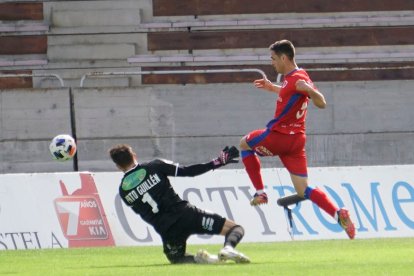 Asier Benito intenta el regate ante el portero del Compostela, Pato Guillén. ÁREA 11