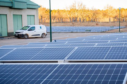 Paneles solares en la potabilizadora de la Junta de los ríos. MARIO TEJEDOR