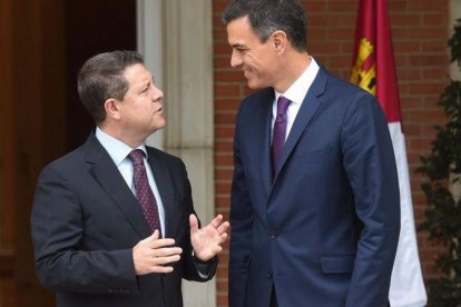 Pedro Sánchez recibe en la Moncloa al presidente de Castilla-La Mancha, Emiliano García-Page.-EL PERIÓDICO