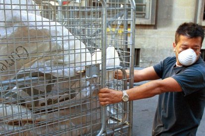 Un trabajador en Barcelona realizando tareas con riesgo de toxicidad.-FERRAN NADEU