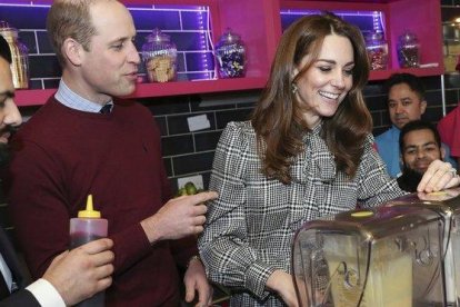 Catalina, con el vestido de pata de gallo de Zara, junto al príncipe Guillermo, en un restaurante de Bradford, el pasado miércoles.-AP / CHRIS JACKSON