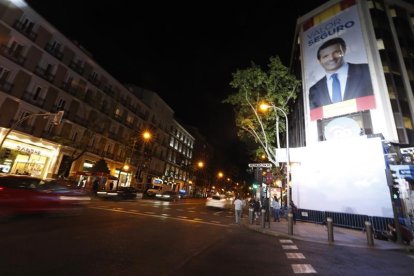 Calle Génova de Madrid con la sede del PP vacía.-EFE/ JAVIER LIZÓN