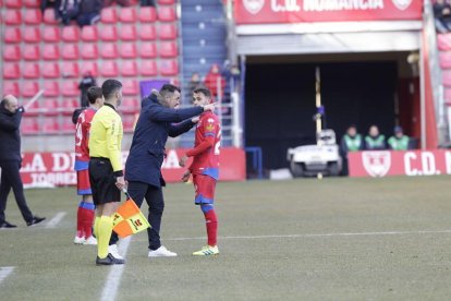 López Garai da indicaciones a Fran Villalba en la línea de banda.-Luis Ángel Tejedor