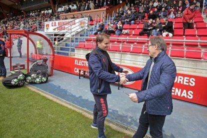 Arrasate felicitó a sus jugadores por el triunfo ante el Oviedo.-Mario Tejedor