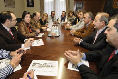 Alcaldes y ejecutiva de la Cámara en la reunión de ayer en San Leonardo. / U. S.-