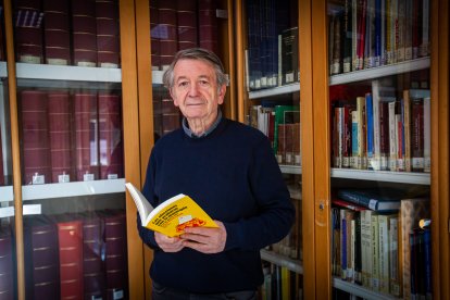 Carmelo Romero con su nuevo libro. MARIO TEJEDOR