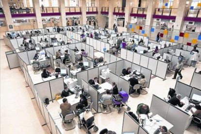 Vista de una sede madrileña del fisco en una declaración de la renta.-EFE / EMILIO NARANJO