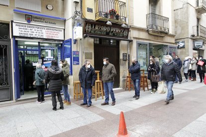 Las colas se sucedieron durante toda la mañana. LUIS ÁNGEL TEJEDOR