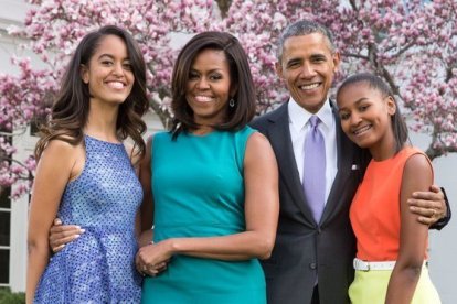 Barack y Michelle Obama con sus hijas, Malia y Sasha, en su felicitación de Pascua.-TWITTER