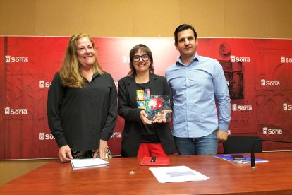 María Victoria Marco, Gloria Gonzalo y Pablo Cabezón, en la presentación del protocolo y el sello. J.A.C.