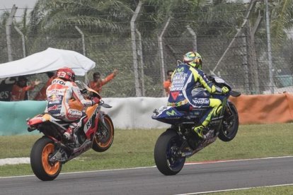 Marc Márquez (Honda) y Valentino ROssi (Yamaha) decidieron, al unísono y sin hablar, homenajear al desaparecido Marc Simoncelli, al término del primer entrenamiento de hoy en Sepang (Malasia), levantando sus motos al pasar por el punto donde falleció 'SIC-ROBERTO RIMORINI