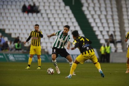 Toni Arranz conduce el balón en un partido del Córdoba. EL Día de Córdoba / M.A, Salas