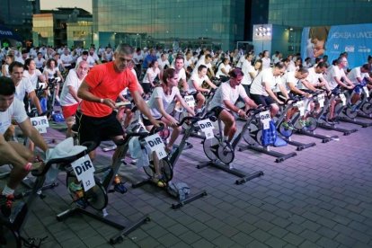 Sesion de spinning con la presencia de Joan Gracia de Tricicle y gente del mundo del deporte.-/ ÁLVARO MONGE