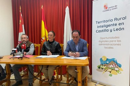 La consejera de Movilidad y Transformación digital, ayer, en Castillejo de Robledo. HDS