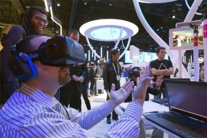 Un hombre prueba las gafas de realidad virtual Oculus Rift en la feria CES de Las Vegas.-REUTERS / STEVE MARCUS