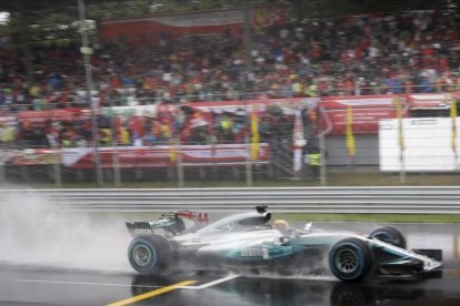 Lewis Hamilton pilota sobre el empapado asfalto de Monza.-AP / LUCA BRUNO