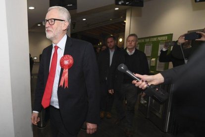 Jeremy Corbyn dice que no volverá a ser el candidato laborista en unas elecciones.-AP