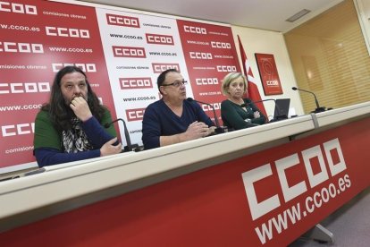 El secretario general de CCOO de Industria, Agustín Martín (c), junto al secretario de Automoción, Joaquín Ferreira (i) y la secretaria general del sindicato de Industria de Aragón, Ana Sánchez (d), durante la rueda de prensa ofrecida hoy en la sede de Co-FERNANDO VILLAR