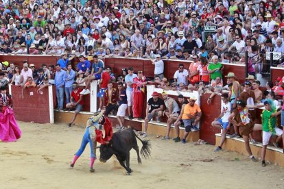 La fiesta del Viernes de Toros, derroche de color y calor-Valentín Guisande/ Mario Tejedor