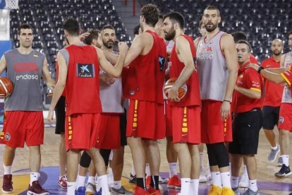 Los jugadores de la selección, a la conclusión del entrenamiento en Cluj.-JUAN CARLOS HIDALGO (EFE)