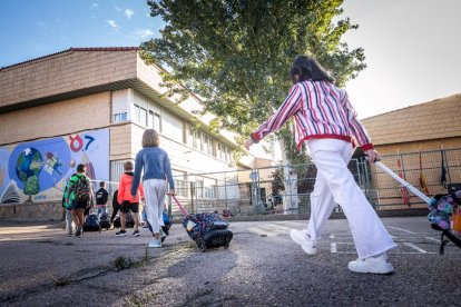 Vuelta al cole, ayer, en el CEIP Las Pedrizas de la capital. Gonzalo Monteseguro