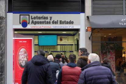 Cola en una administración de lotería.-ICAL