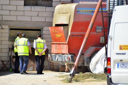 Varias personas observan el lugar donde se produjeron los hechos. / DIARIO DE SORIA-