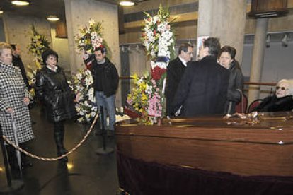 Un grupo de personas en la capilla ardiente. / ÚRSULA SIERRA-
