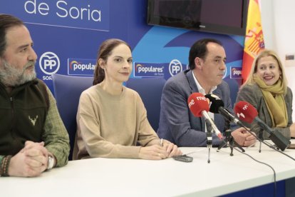 Hernando, Izquierdo, Serrano y De Gregorio en la presentación de la candidata. GONZALO MONTESEGURO