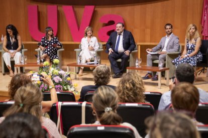 La ministra junto al vicerrector del Campus en la inauguración del Congreso de Educación y Género. GONZALO MONTESEGURO