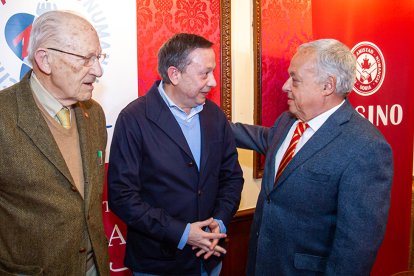 Vidal Pérez, editor de la Agenda Taurina; Adolfo Sainz, presidente del Casino, y Gonzalo Santonja, consejero de Cultura. MARIO TEJEDOR