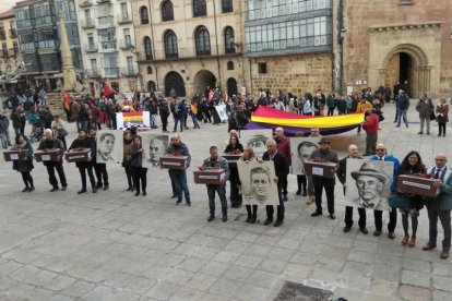 Los familiares de los asesinados con sus restos y retratos en la plaza Mayor.-TOÑO CARRILLO