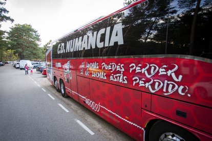 Autobus del Numancia en un desplazamiento. MARIO TEJEDOR