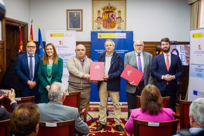 Firma del acuerdo de la Comunidad de regantes. MARIO TEJEDOR