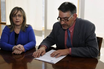 Soledad Borque y Jesús Rodríguez en el Colegio de Abogados.-VALENTÍN GUISANDE
