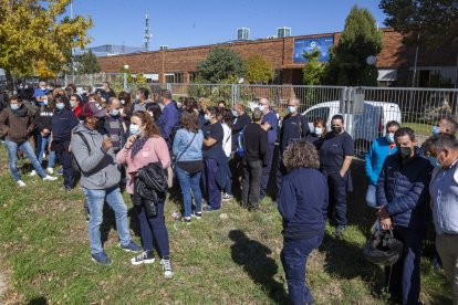 Personal de Fico a las puertas de la empresa en una concentración durante el pasado octubre. MARIO TEJEDOR