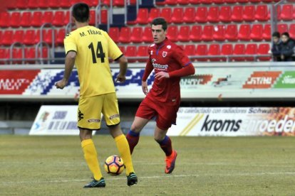 Jairo conduce un balón durante uno de los partidos de esta temporada.-MARÍA FERRER