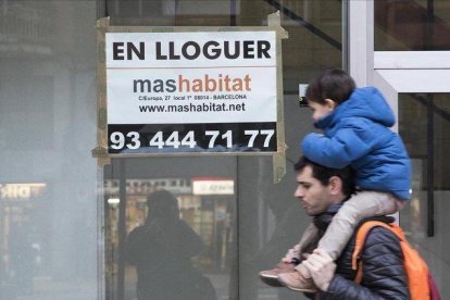 Cartel de un piso de alquiler en la avenida de Madrid de Barcelona.-FERRAN NADEU