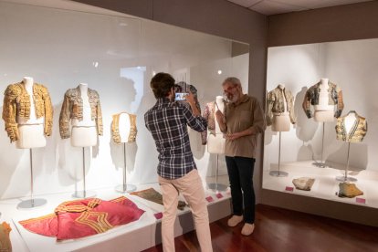 El Museo del Traje de Morón abrió este sábado su muestra 'De Manolas y Toreros', un repaso a la vestimenta en torno al toreo y su ambiente. El diseñador Lorenzo Caprile apadrinó la cita en este centro de la Diputación Provincial de Soria. GONZALO MONTESEGURO