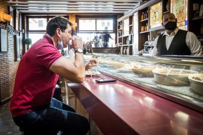 Un hombre almuerza en la barra de un establecimiento de la capital.  GONZALO MONTESEGURO